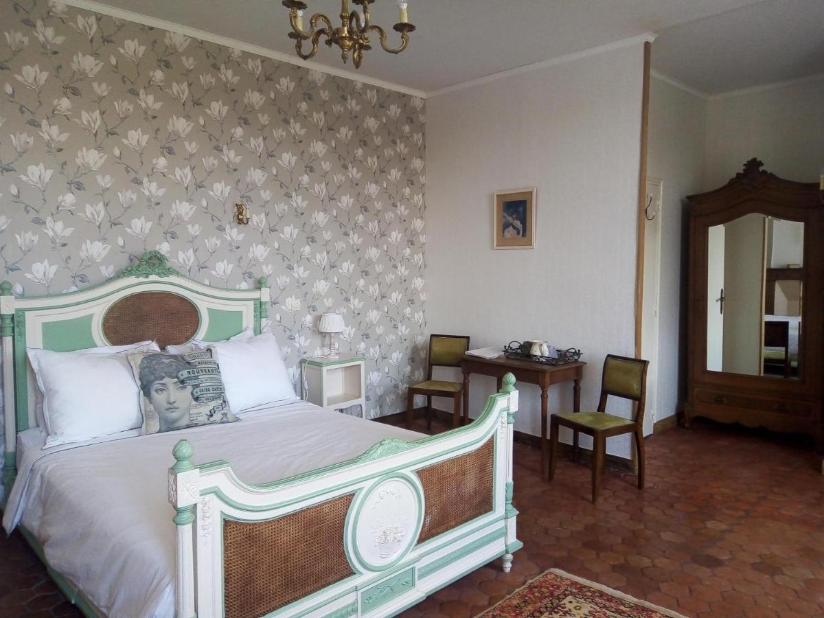 Château Latour Fours  Extérieur photo
