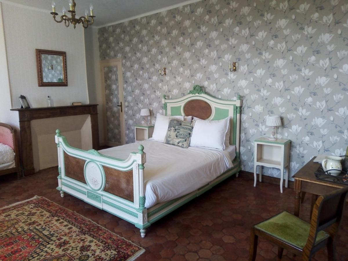 Château Latour Fours  Extérieur photo