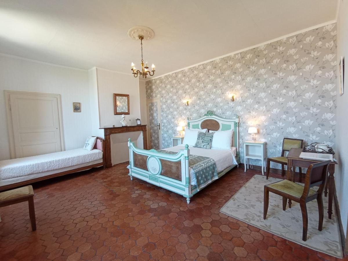 Château Latour Fours  Extérieur photo
