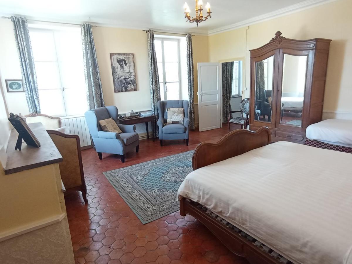 Château Latour Fours  Extérieur photo