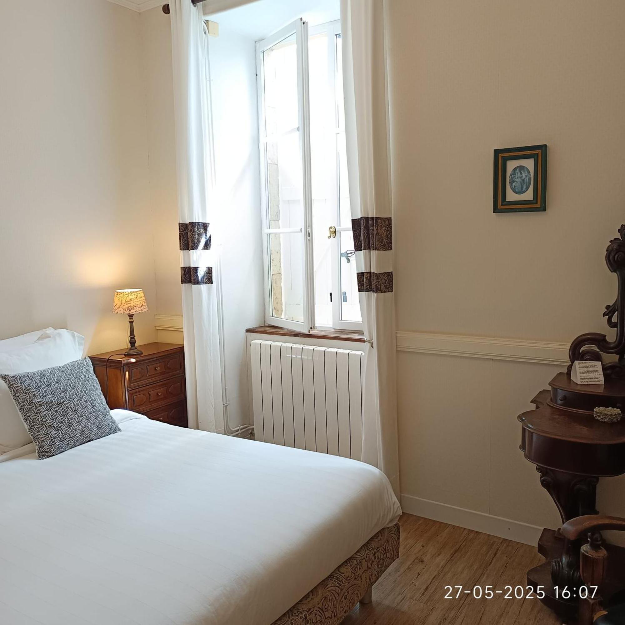 Château Latour Fours  Extérieur photo