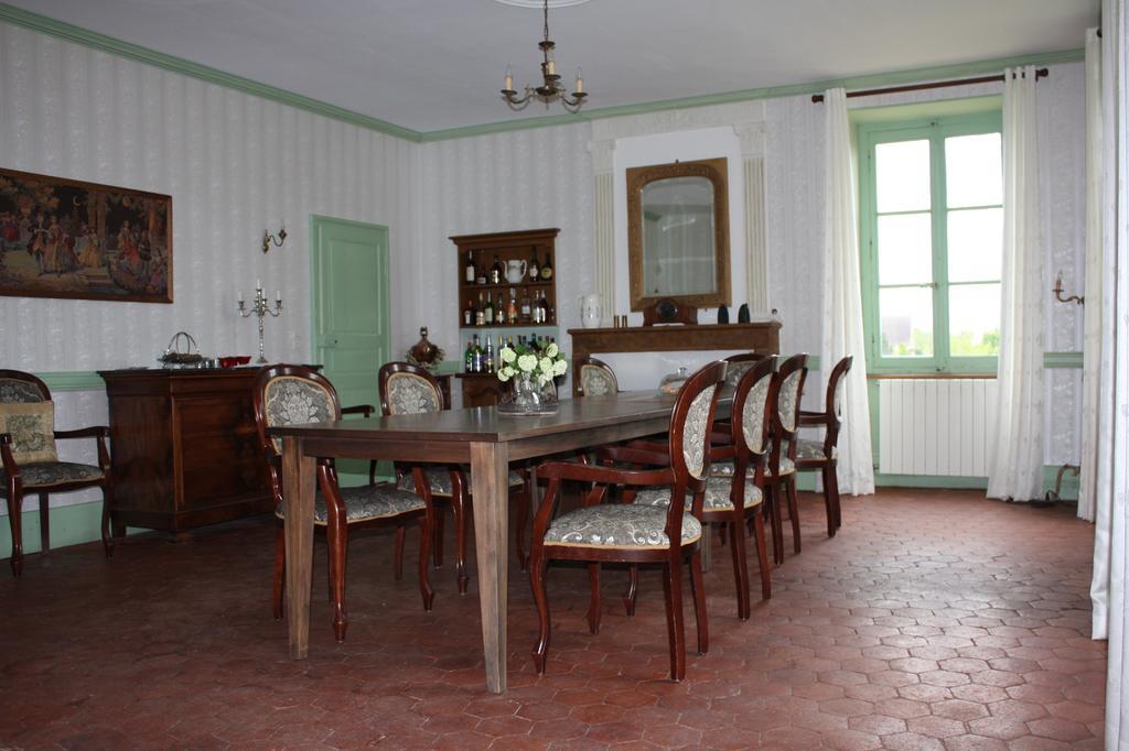 Château Latour Fours  Extérieur photo