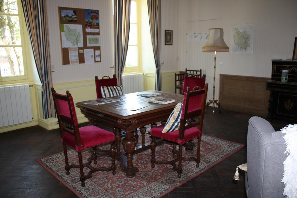 Château Latour Fours  Extérieur photo